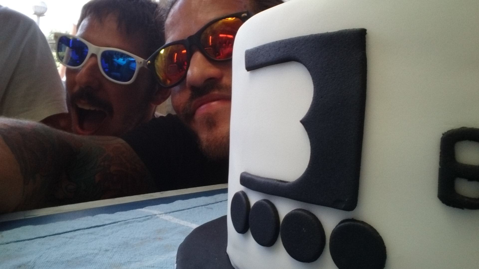 Fotografía de una tarta con el logo del Club